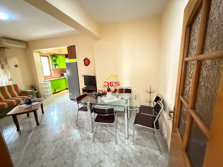 Vlore, jepet me qera apartament 1+1+Ballkon Kati 3, 70 m² 350 € (Rruga Gjergj Kastrioti)