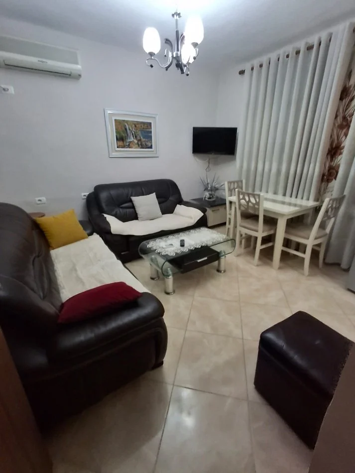 Tirane, jepet me qera apartament 1+1+Ballkon Kati 1, 60 m² 400 € (Medreseja)