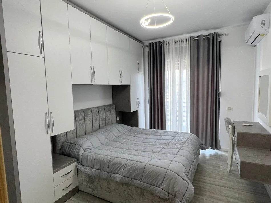 Tirane, jepet me qera apartament 2+1+Ballkon Kati 8, 550 € (Astir)