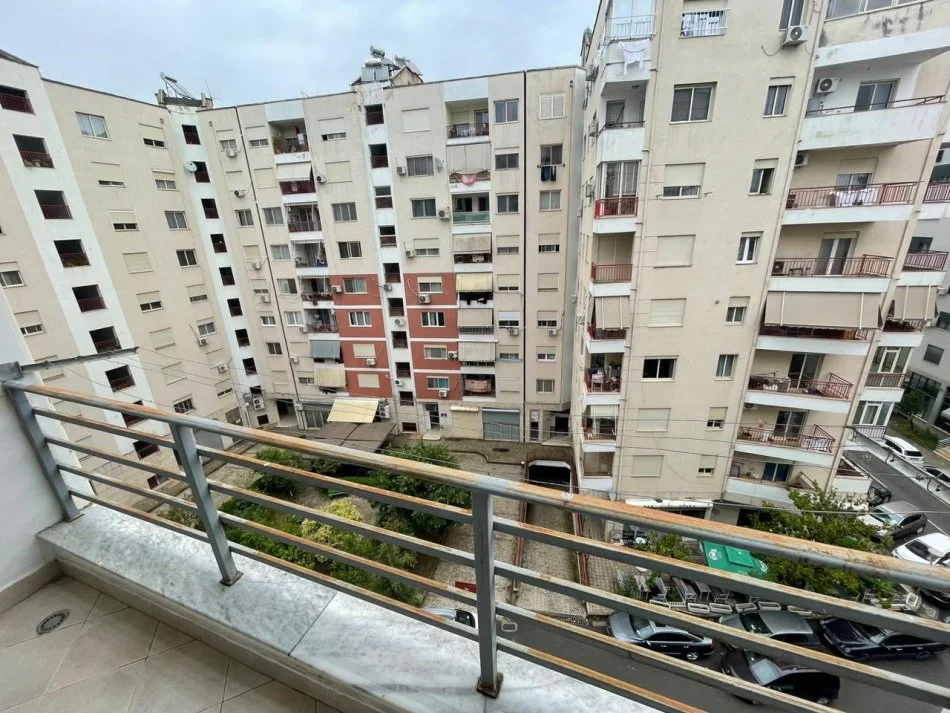 Tirane, jepet me qera apartament 2+1+Ballkon Kati 5, 95 m² 400 € 