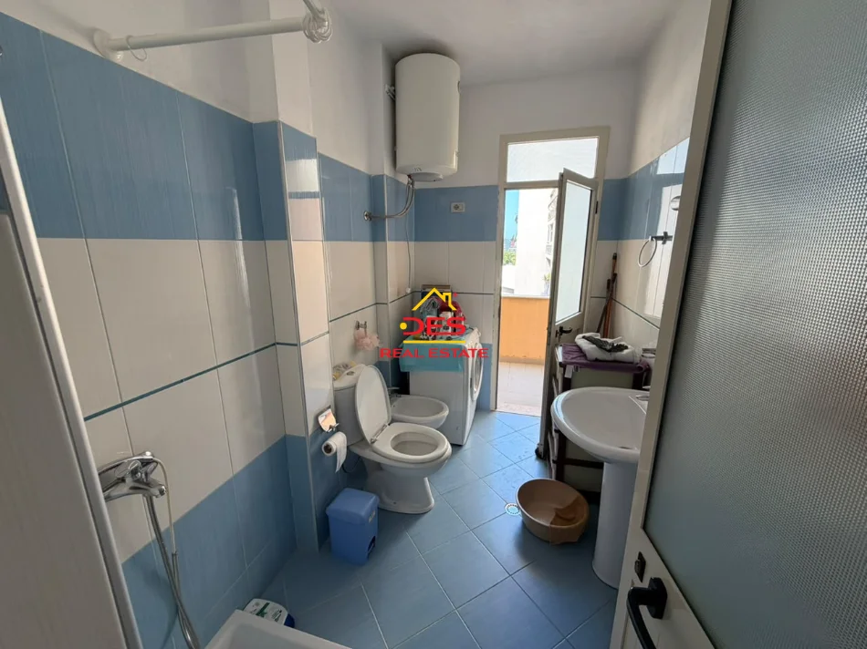 Vlore, jepet me qera apartament 2+1+Ballkon Kati 4, 110 m² 450 € (Rruga Lef Sallata)