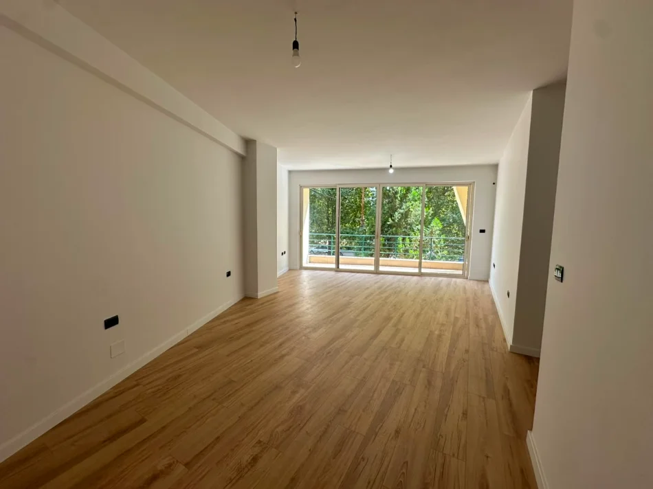 Tirane, shitet apartament 2+1+Ballkon Kati 1, 109 m² 195.000 € (Rruga Eshref Frasheri)