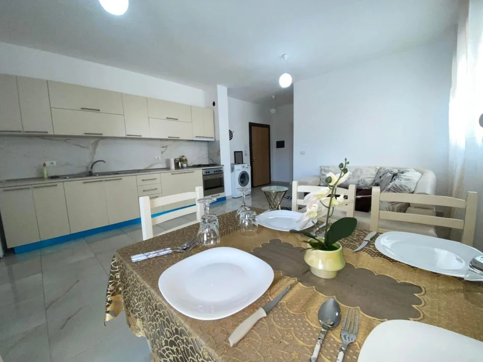 Durres, jepet me qera apartament 1+1+Ballkon Kati 2, 68 m² 400 € (Plazh perball Antalya Hotel)