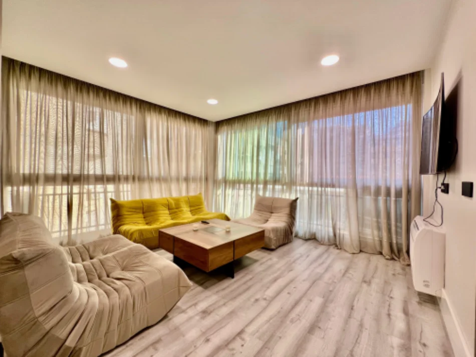 Tirane, jepet me qera apartament 2+1 Kati 7, 155 m² 2.300 € (Perballe viles Enver , Ish blloku)