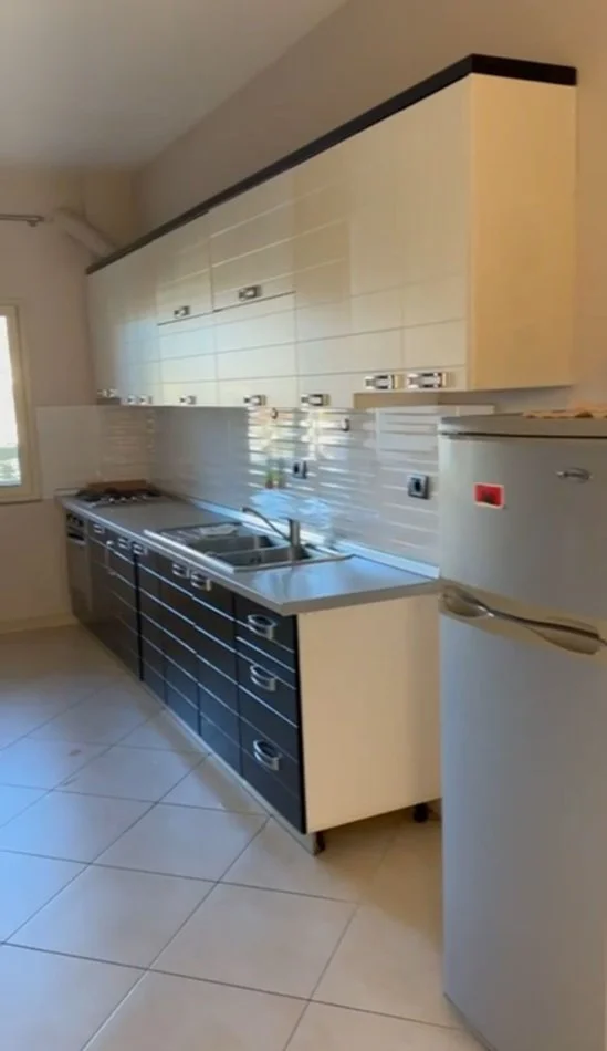 Tirane, jepet me qera apartament 1+1+Ballkon Kati 2, 57 m² 350 € (Kinostudio , te rajoni nr 04)