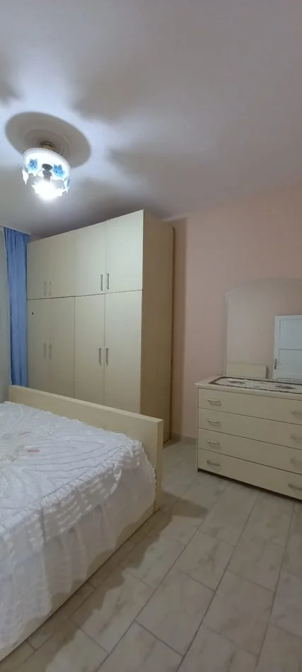 Tirane, jepet me qera apartament 1+1 Kati 1, 400 € (Prane Postes Selite)
