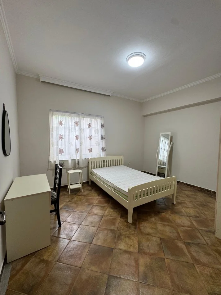 Tirane, ndarje qeraje me vajze Vile 4+1 Kati 0, 120 m² 200 € (Rruga Niko Avrami 38)