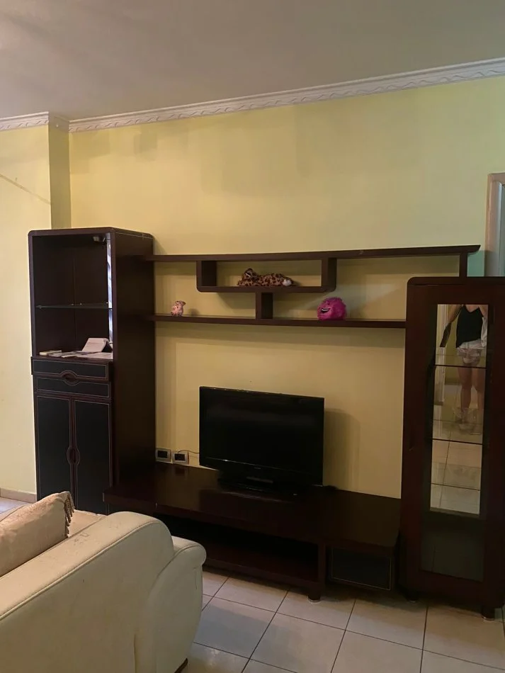 Tirane, jepet me qera apartament 2+1+Ballkon Kati 2, 100 m² 400 € (YZBERISHT)
