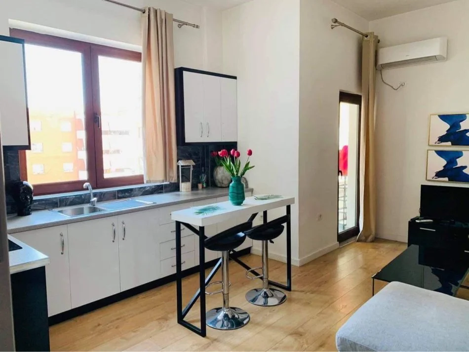 Tirane, jepet me qera apartament 1+1 Kati 7, 60 m² 650 € (rruga e kavajes)