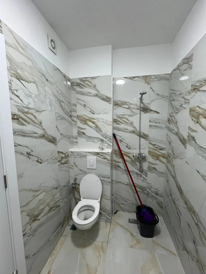 Tirane, jepet me qera apartament 1+1 Pallat 2025, Kati 2, 450 € (Yzberisht Nela 6)