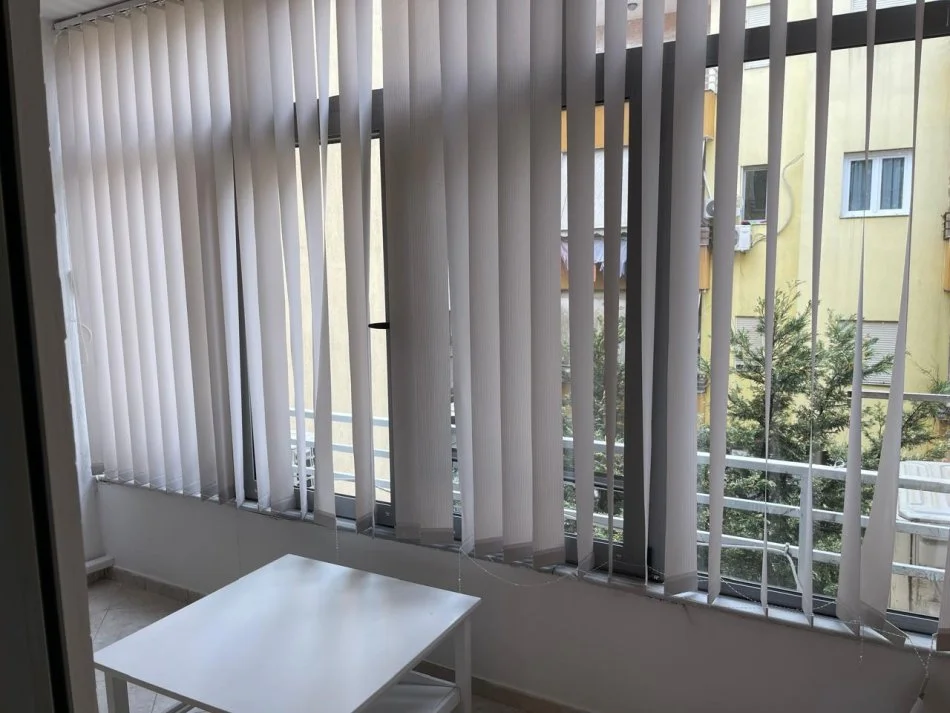 Tirane, jepet me qera apartament 2+1+Ballkon Kati 3, 1.000 m² 850 € 