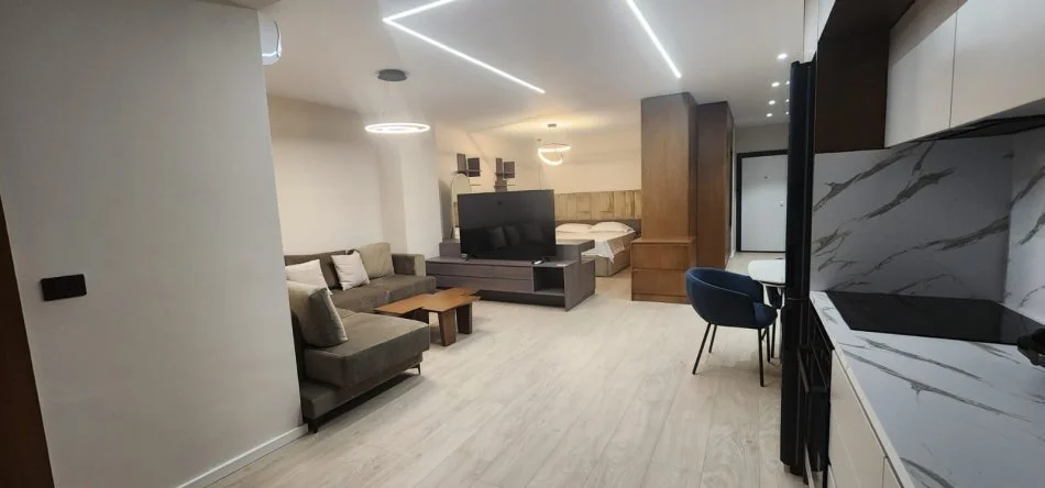 Tirane, jepet me qera apartament 1+1 Kati 6, 750 € (ne Qender)