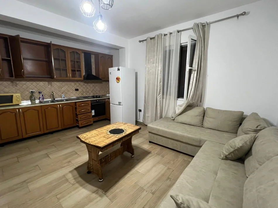 Tirane, jepet me qera apartament 1+1 Kati 1, 70 m² 400 € (Siri Kodra prane Hotel Meridian)