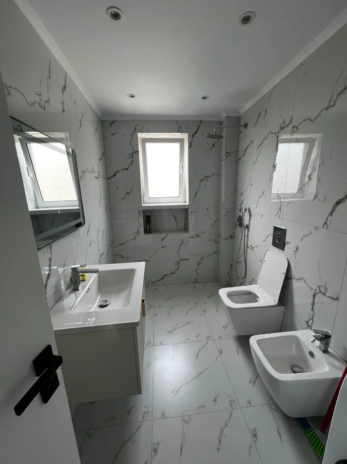 Tirane, jepet me qera apartament 2+1+Ballkon Kati 4, 77 m² 700 € (Ali Demi)
