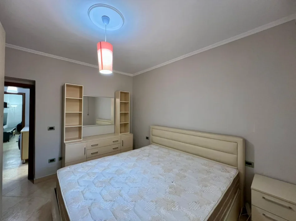 Tirane, jepet me qera apartament 1+1+Ballkon Kati 2, 60 m² 500 € (Ish Tregu Elektrik)