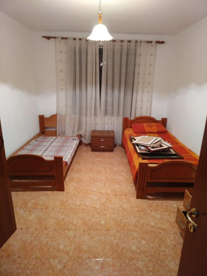 Tirane, jepet me qera apartament 3+1 Kati 2, 100 m² 500 € (rruga Karl Gega)