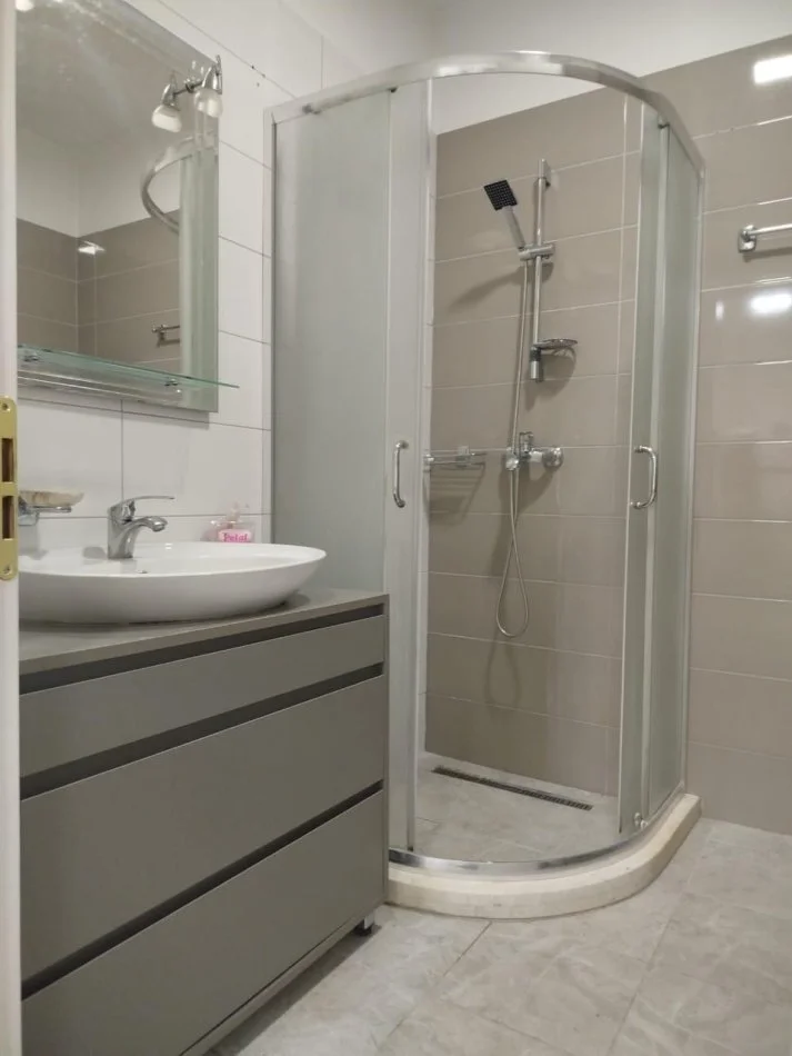 Tirane, jepet me qera apartament 1+1+Ballkon Kati 2, 60 m² 550 € 