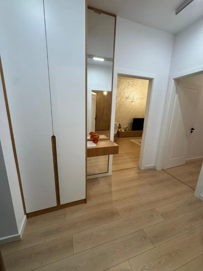 Tirane, jepet me qera apartament 2+1+Ballkon Kati 4, 94 m² 1000 € (Galeria Qender)