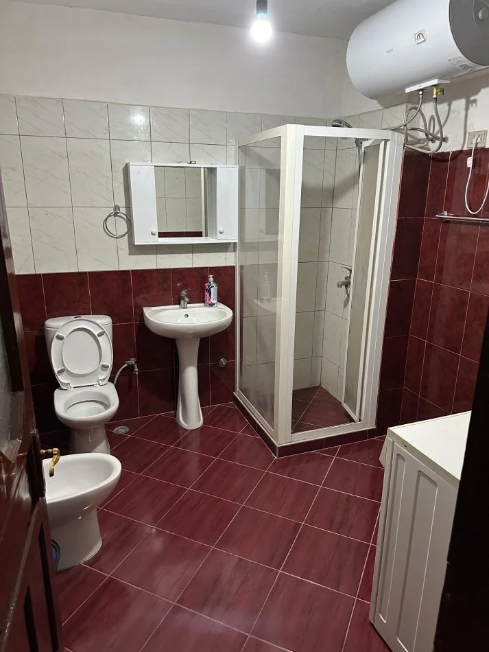 Shqiperi, jepet me qera apartament 2+1 Kati 1, 110 m² 480 € (Komuna e Parisit)