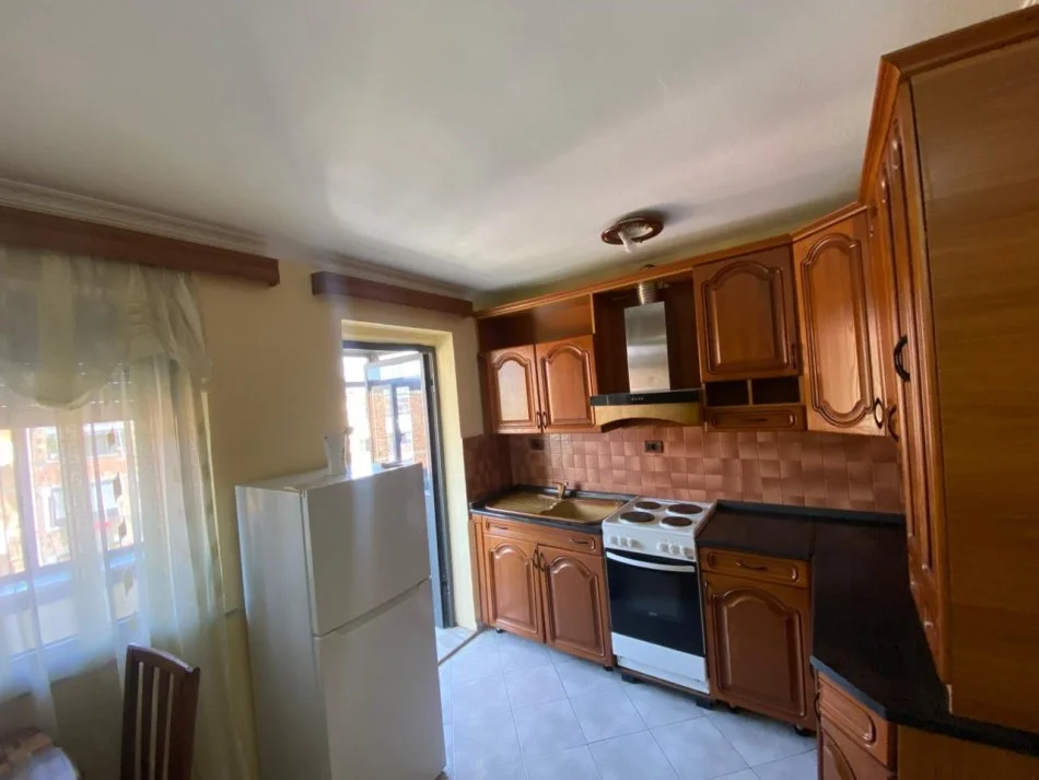 Tirane, jepet me qera apartament 2+1 Kati 5, 500 € (Mbrapa Restorant Durresit)