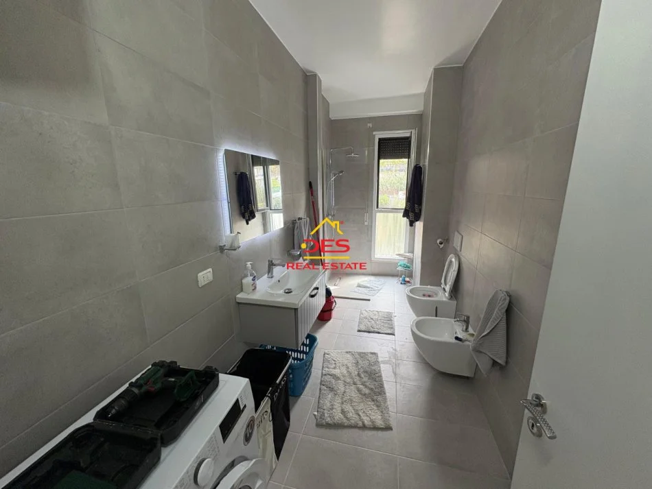 Vlore, jepet me qera apartament 1+1+Ballkon Kati 6, 70 m² 450 € (Rruga Murat Tërbaçi)