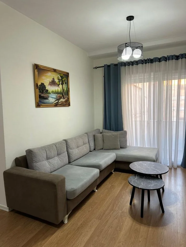 Tirane, jepet me qera apartament 1+1+Ballkon Kati 4, 60 m² 500 € (Bulevardi Zhan Dark)