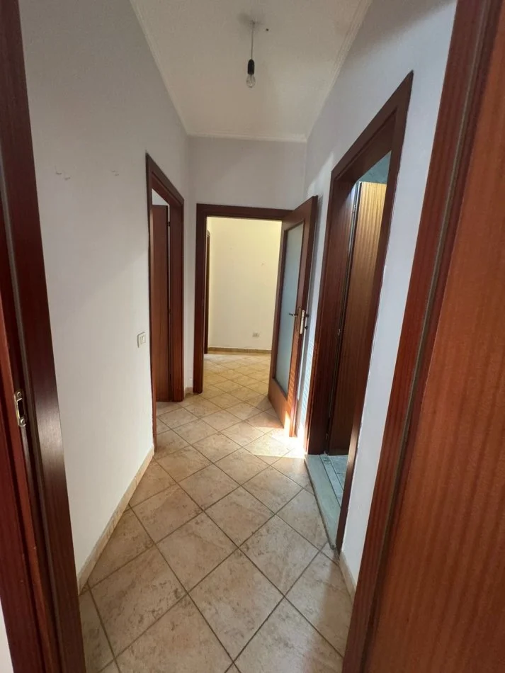 Tirane, jepet me qera apartament 2+1+2+Ballkon Kati 7, 125 m² 500 € (Komuna Parisit)