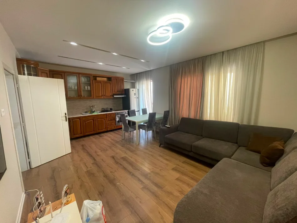 Tirane, jepet me qera apartament 2+1+Aneks+Ballkon Kati 2, 550 € (rruga 5 maji)