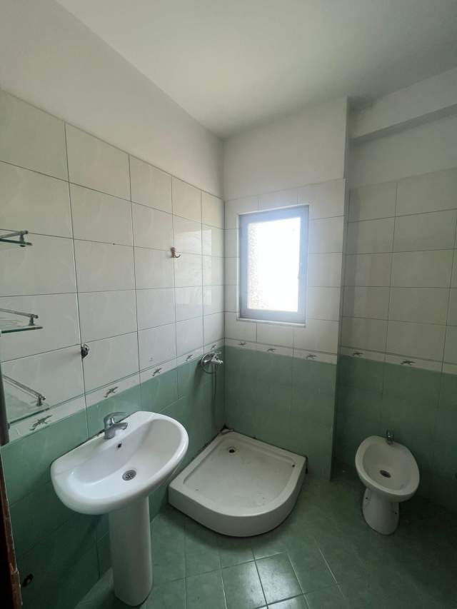 Tirane, jepet me qera apartament 2+1+BLK Kati 5, 120 m² 400 Euro (rruga Jordan Misja)
