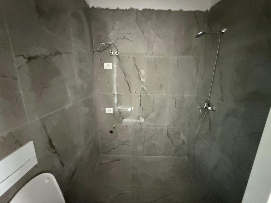 Tirane, shitet apartament 3+1 Kati 3, 122 m² 177.190 € (rruga 5 maji)