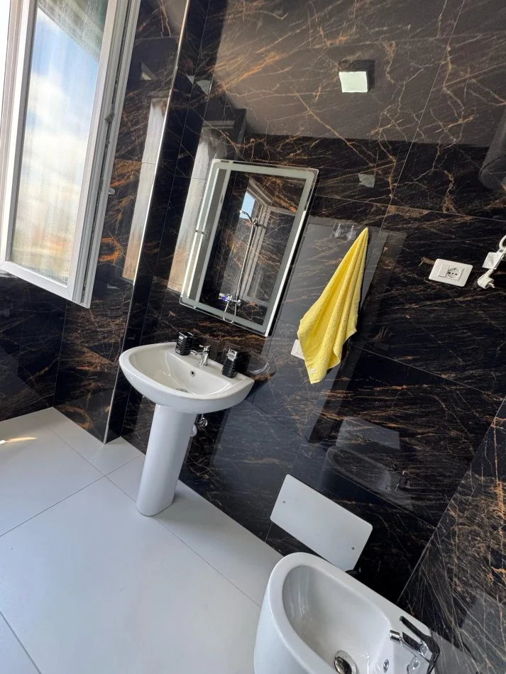 Tirane, jepet me qera apartament 2+1 Kati 7, 92 m² 800 € (Rruga 5 Maji)