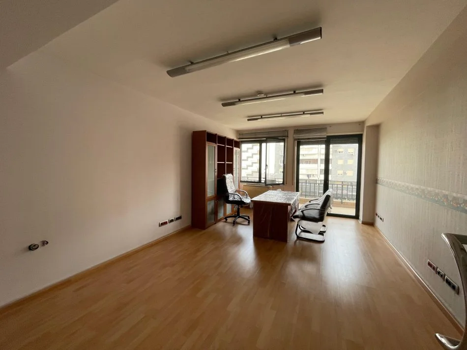 Tirane, jepet me qera zyre Kati 2, 300 m² 3.500 € 