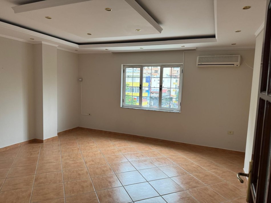 Tirane, jepet me qera zyre Kati 4, 178 m² 1.800 € (Sheshi Willson)