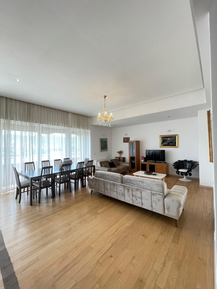 Tirane, jepet me qera apartament 2+1+Ballkon, Kati 7, 180 m² 2,000 € (LIQENI ARTIFICIAL)
