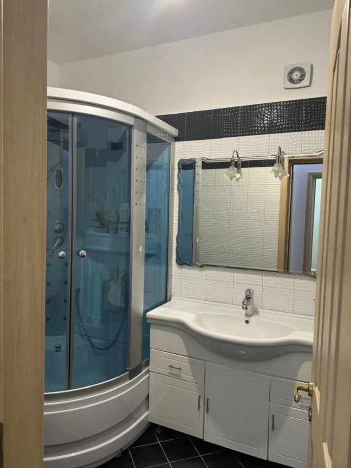 Tirane, jepet me qera apartament 2+1 Kati 6, (Ministria e Drejtesise)