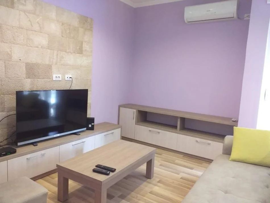 Tirane, jepet me qera apartament 1+1+Ballkon Kati 6, 700 € (Pazari i Ri)