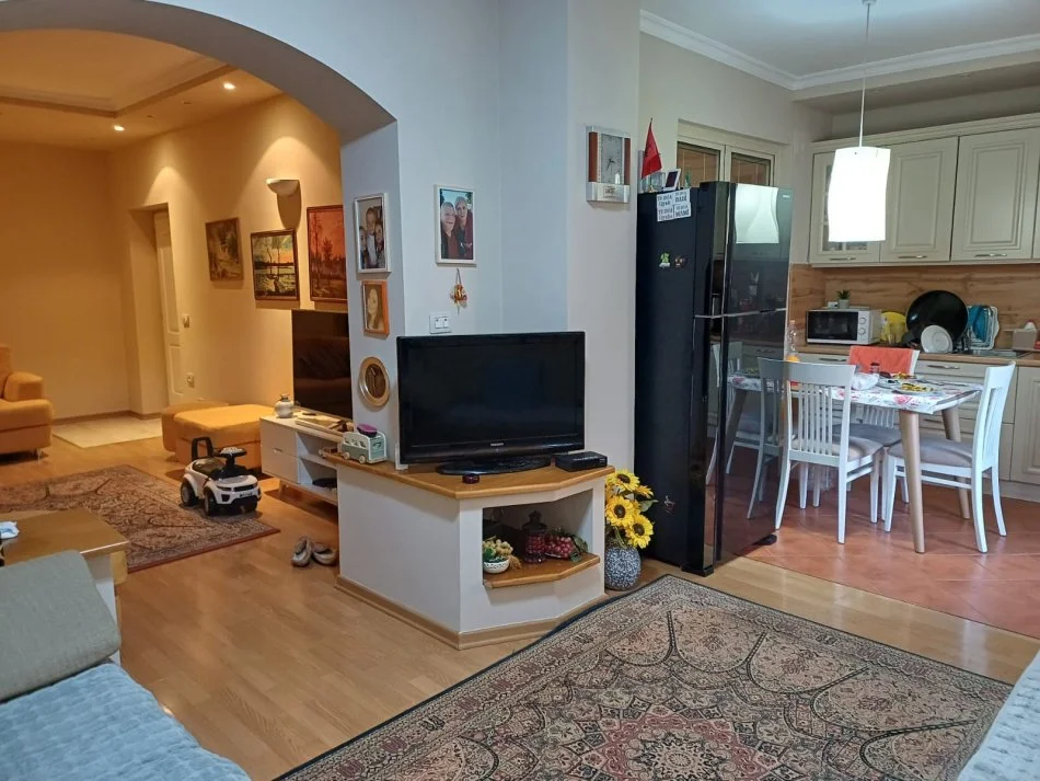 Tirane, shitet apartament 2+1 Kati 1, 100 m² 200.000 € (Rruga e Kavajes, prane spitalit Gjerman)