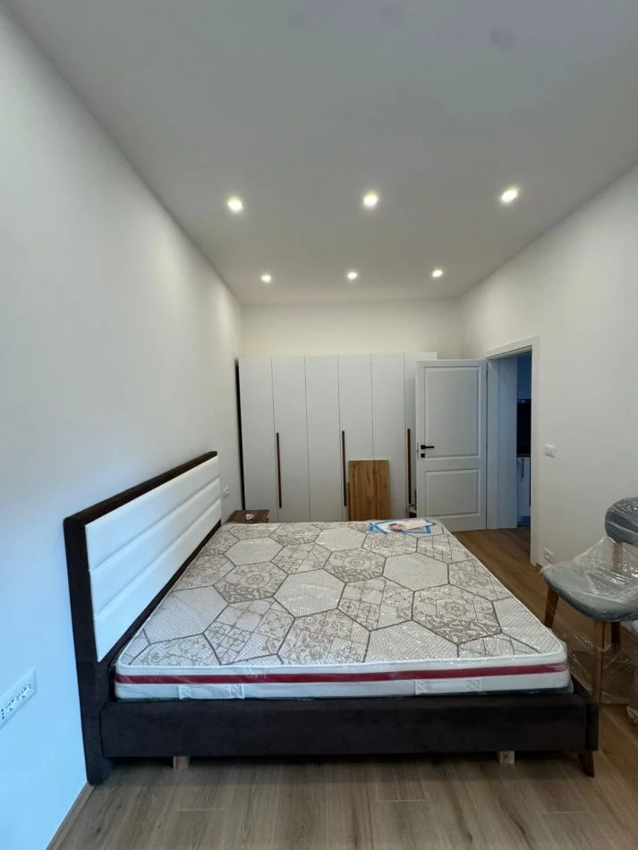 Tirane, jepet me qera apartament 1+1 Kati 4, 59 m² 600 € (Sheshi willson)