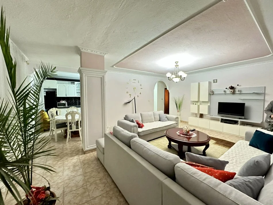 Tirane, jepet me qera apartament 2+1+Aneks+Ballkon Kati 9, 125 m² 550 € (Bulevardi Bajram Curri)