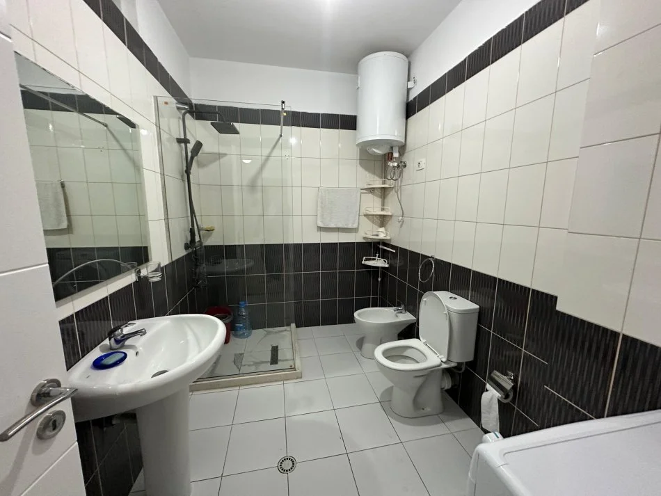 Tirane, jepet me qera apartament 1+1 , 65 m² 500 € (Rruga e kavajes)