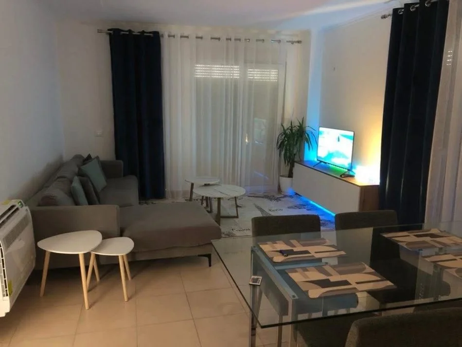 Tirane, jepet me qera apartament 2+1 , 116 m² 650 € (Rruga 5 Maj)
