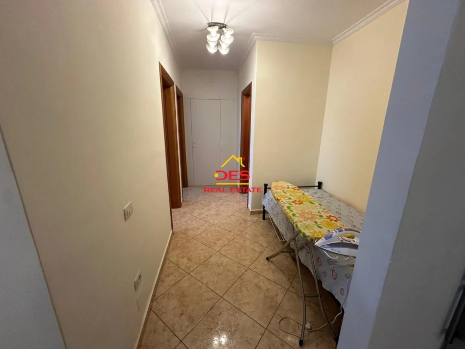 Vlore, jepet me qera apartament 2+1+Ballkon Kati 3, 110 m² 400 € (Rruga Murat Tërbaçi)
