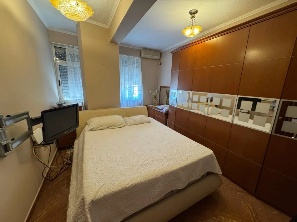 Tirane, jepet me qera apartament 2+1+Ballkon Kati 4, 140 m² 700 € 