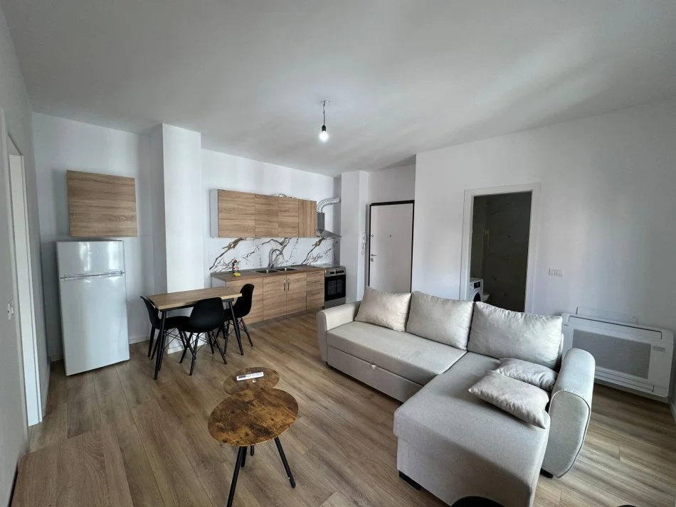 Tirane, jepet me qera apartament 1+1 Kati 3, 56 m² 650 € (Shkolla e kuqe)