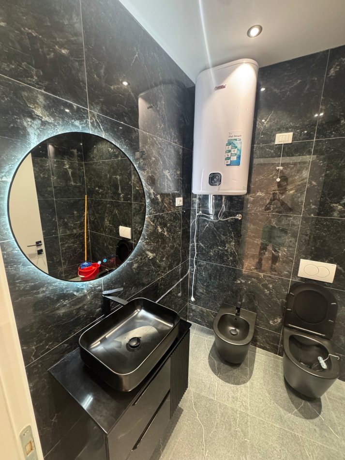 Tirane, jepet me qera apartament 2+1 Kati 9, 125 m² 1.600 € (Lake View)