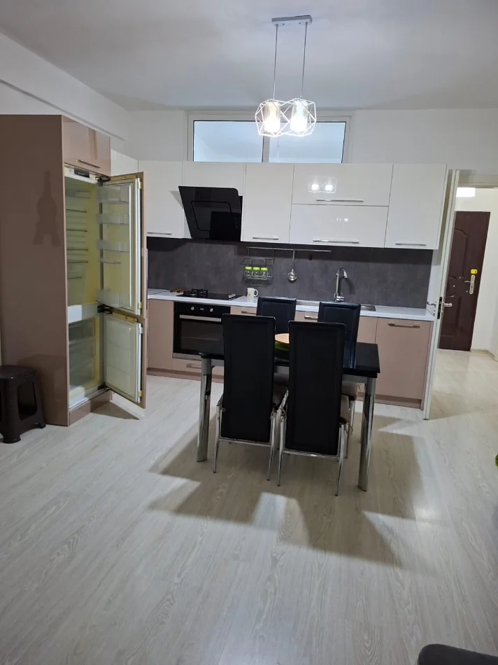 Tirane, jepet me qera apartament 2+1 Kati 4, 450 € (Bulevardi Migjeni, ngjitur me grand galery)