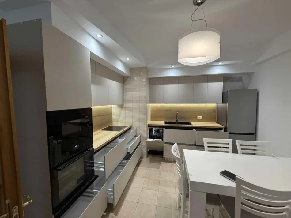 Tirane, jepet me qera apartament 2+1 Kati 5, 110 m² 1.000 € (Komuna e Parisit)