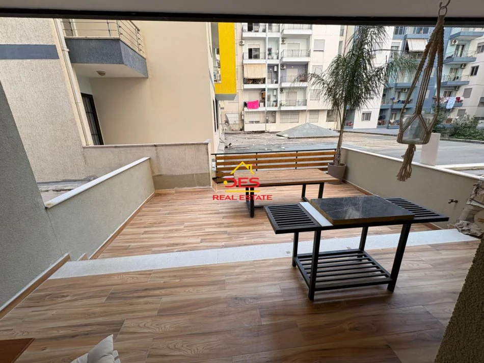 Vlore, jepet me qera apartament 1+1+Ballkon Kati 2, 80 m² 450 € (Rruga Çajupi)