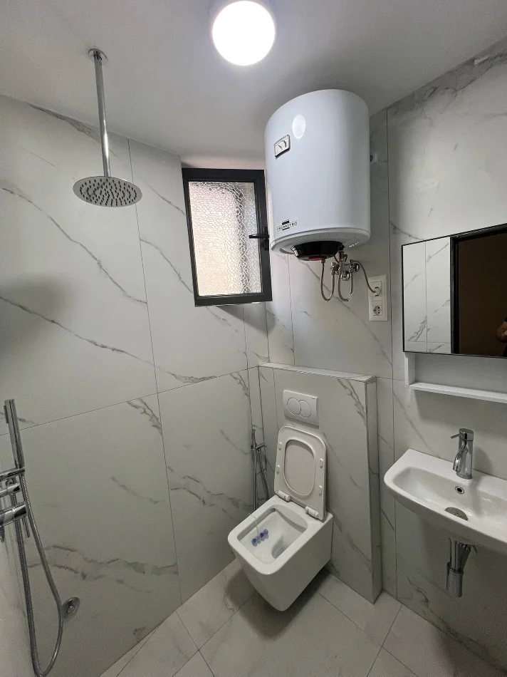Tirane, jepet me qera apartament 1+1+Ballkon , 40 m² 350 € (Shkolla Bashkuar)