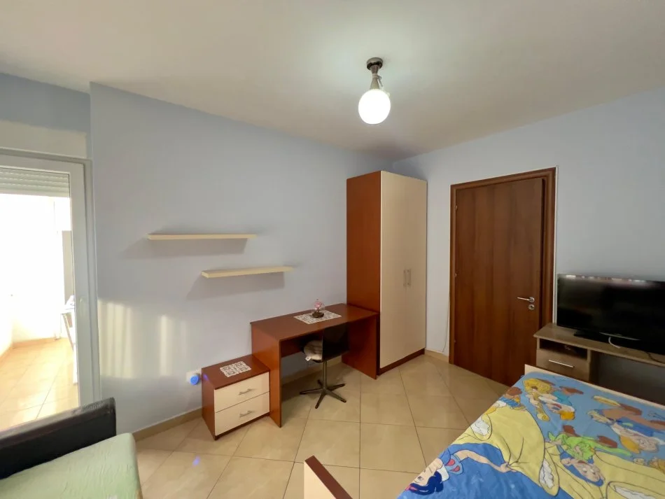 Tirane, jepet me qera apartament 2+1+Ballkon Kati 6, 110 m² 550 € (rruga ndre mjeda)